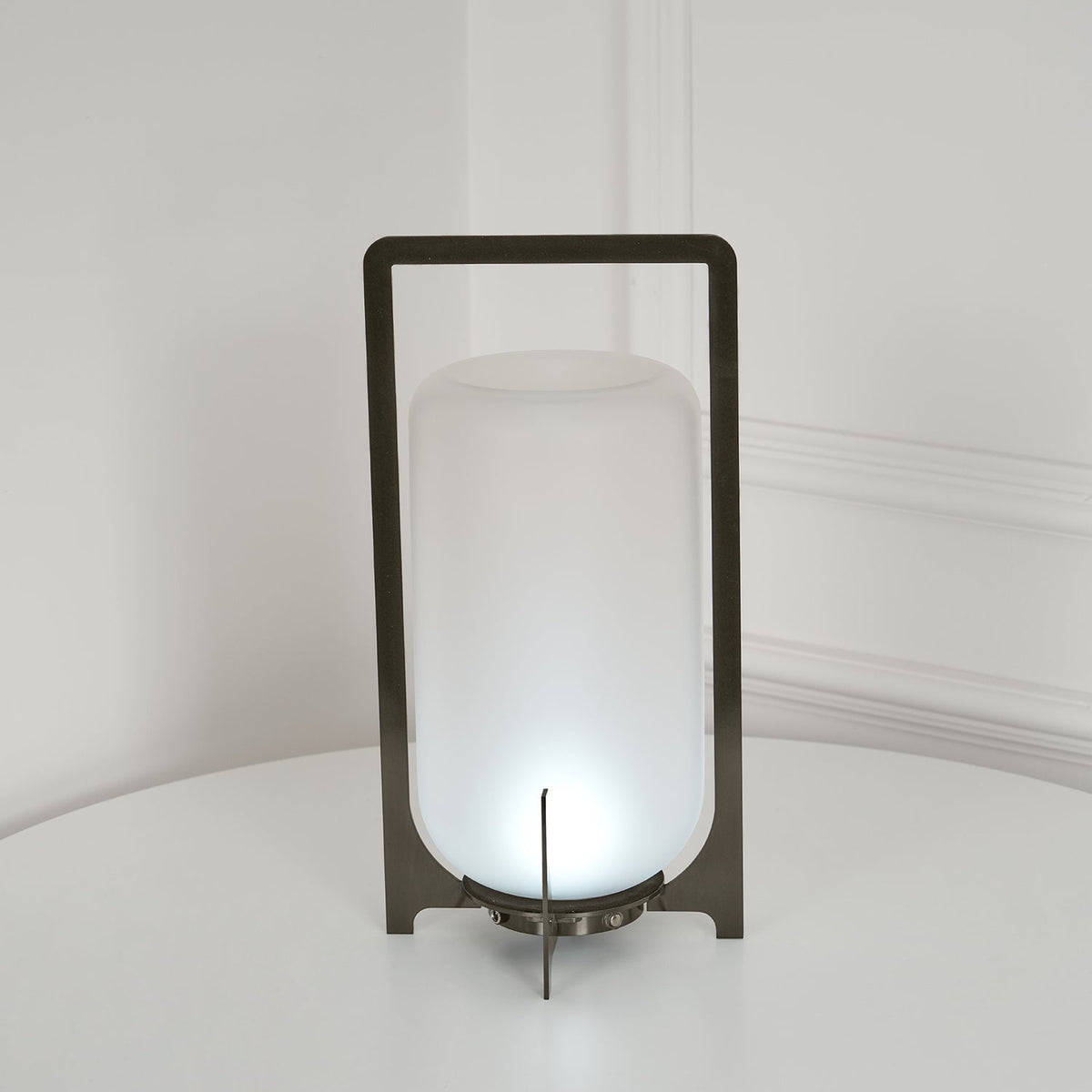 Orinenelle lámpara de mesa minimalista en acero y plástico