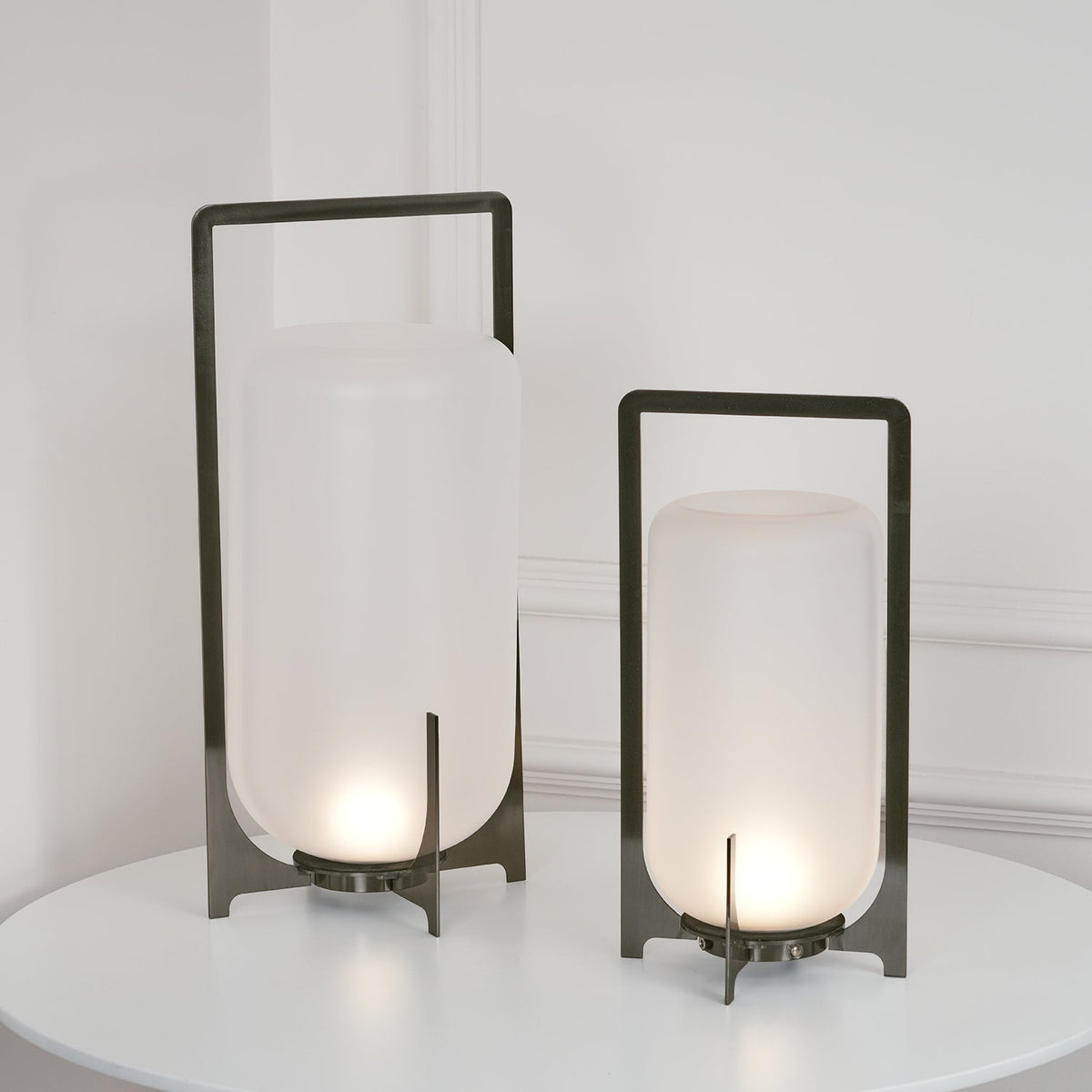 Orinenelle lámpara de mesa minimalista en acero y plástico