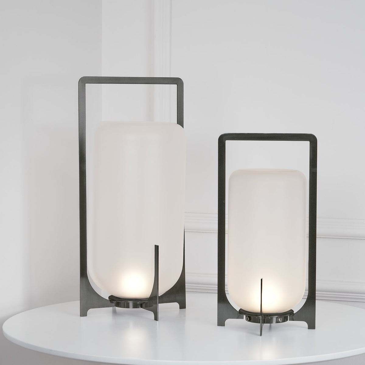 Orinenelle lámpara de mesa minimalista en acero y plástico