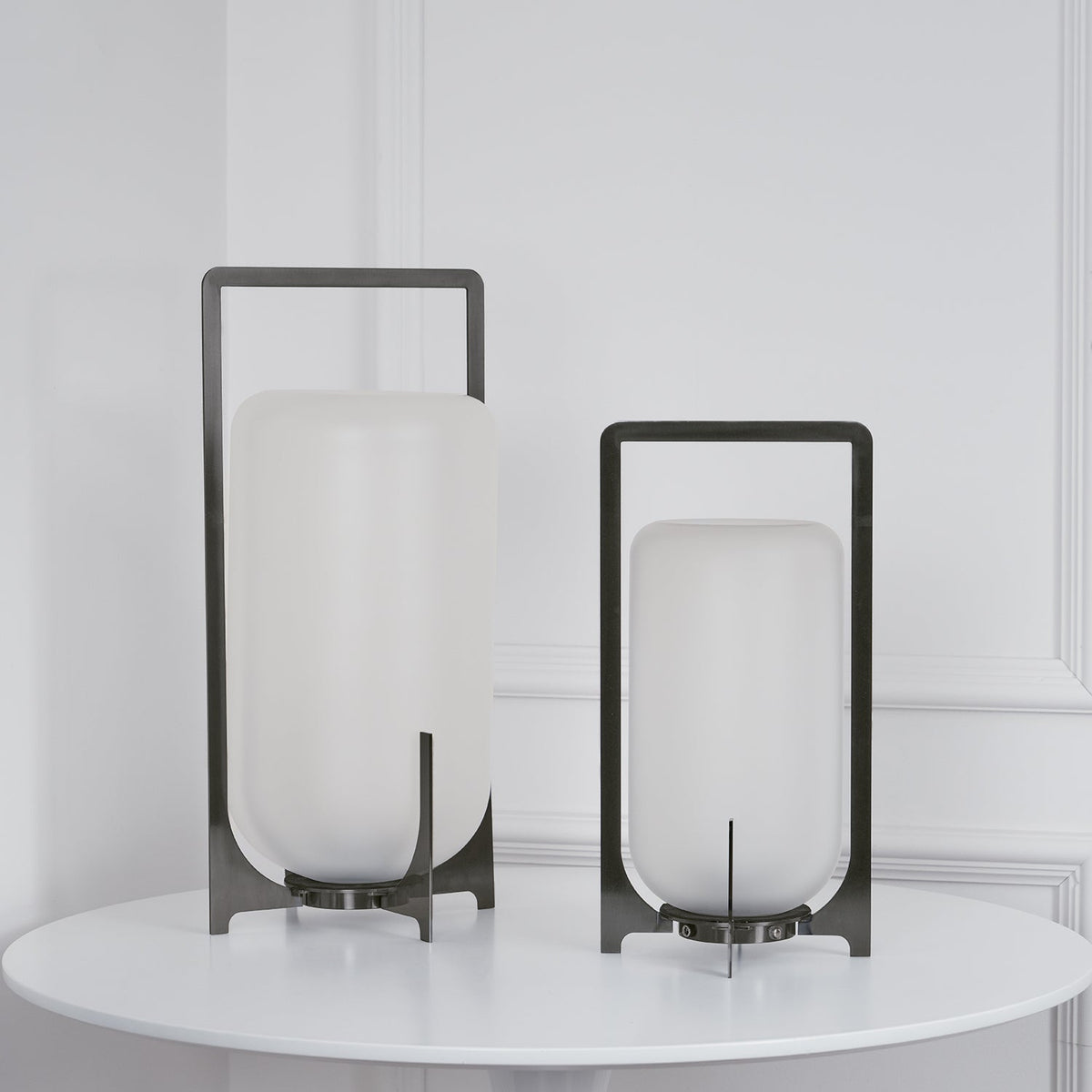 Orinenelle lámpara de mesa minimalista en acero y plástico