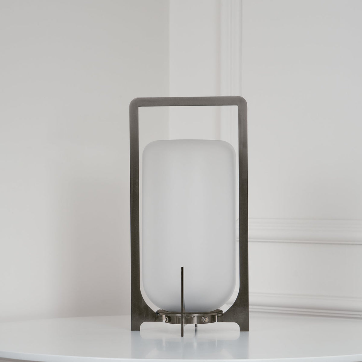 Orinenelle lámpara de mesa minimalista en acero y plástico