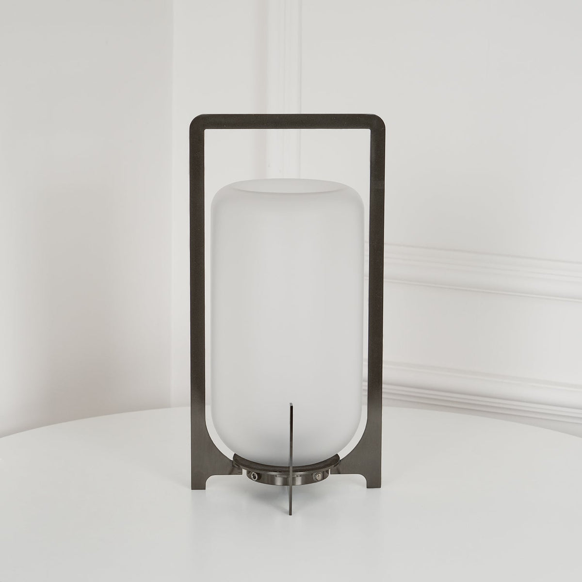 Orinenelle lámpara de mesa minimalista en acero y plástico