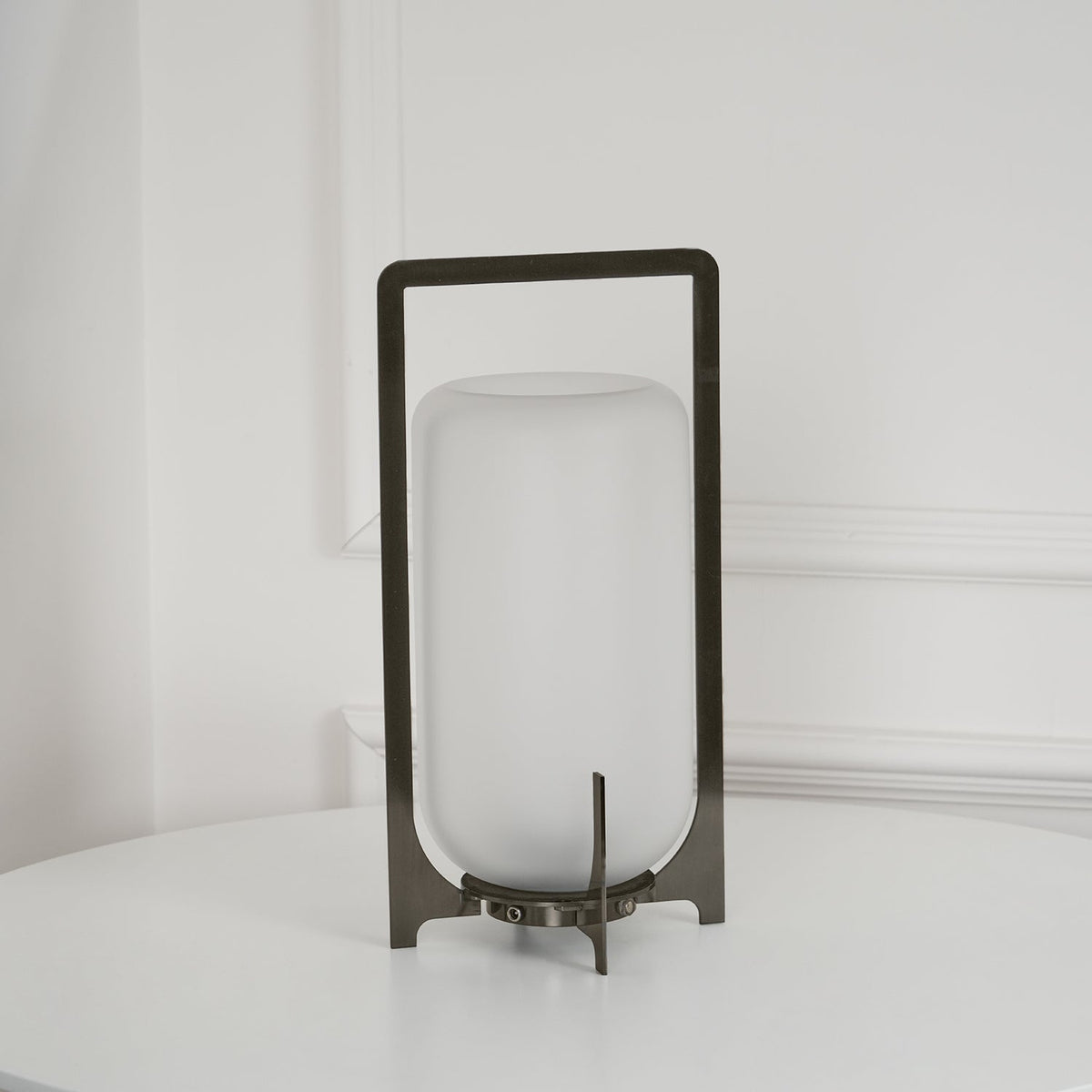 Orinenelle lámpara de mesa minimalista en acero y plástico