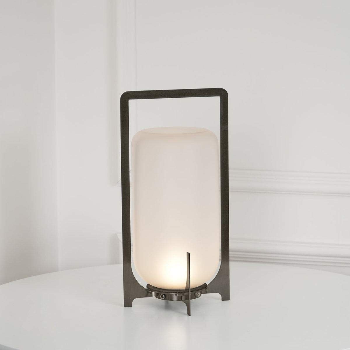 Orinenelle lámpara de mesa minimalista en acero y plástico