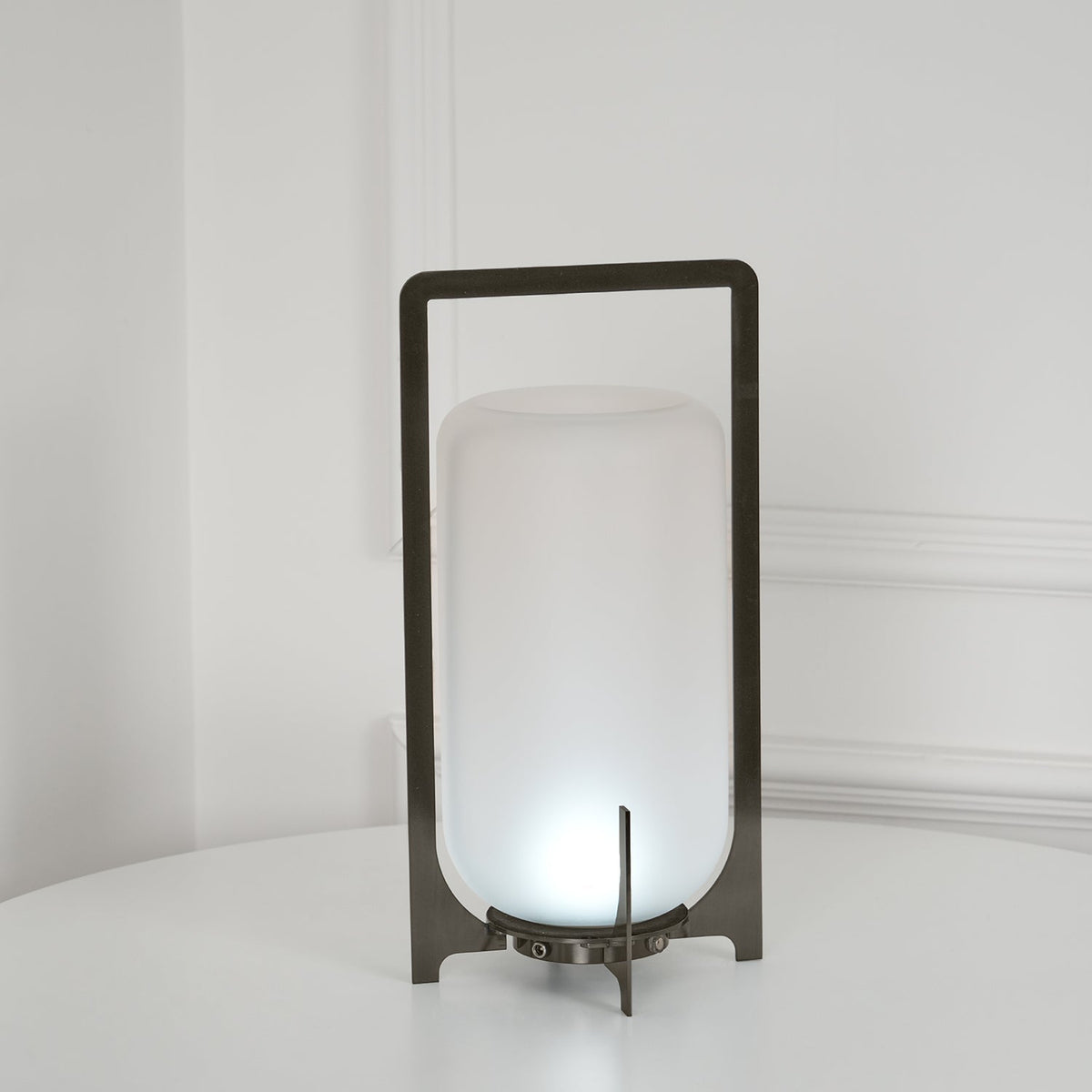 Orinenelle lámpara de mesa minimalista en acero y plástico
