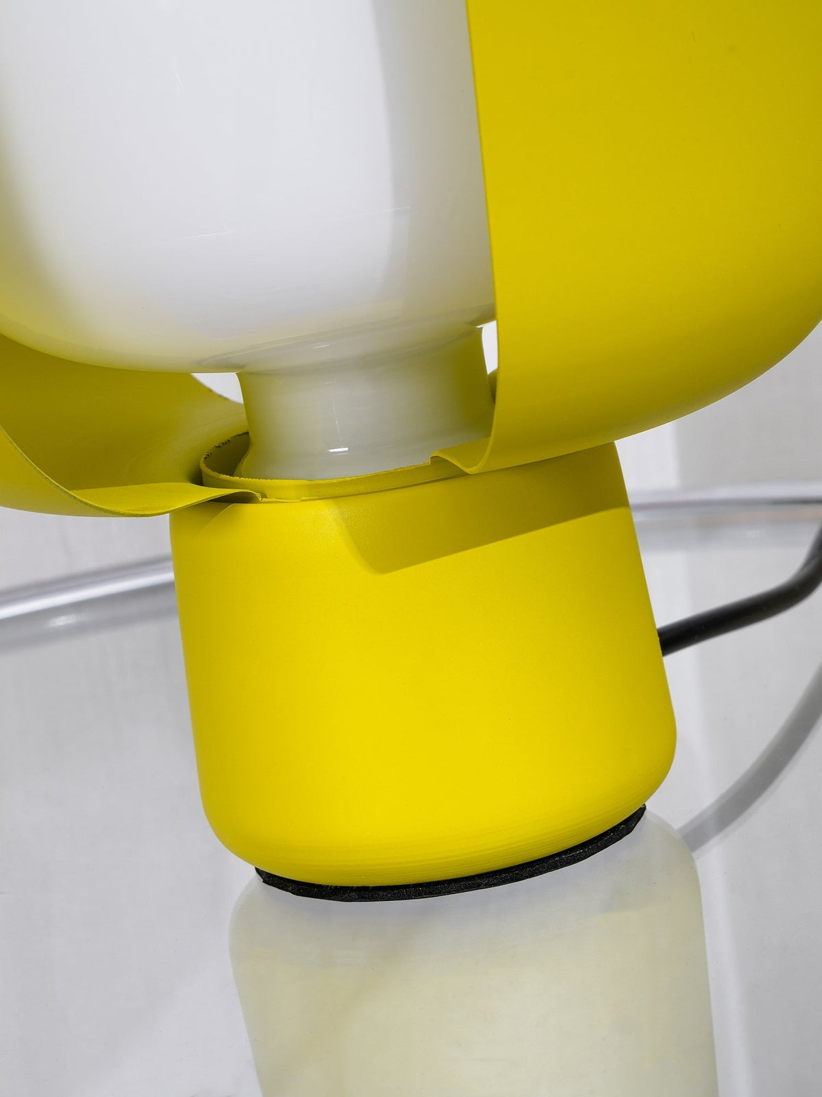 Zuri lámpara de mesa minimalista de plástico