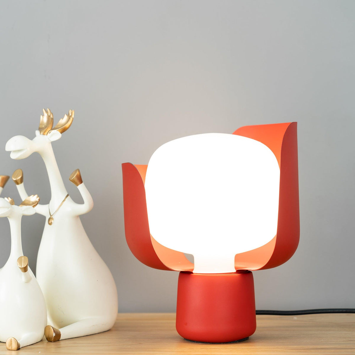 Zuri lámpara de mesa minimalista de plástico