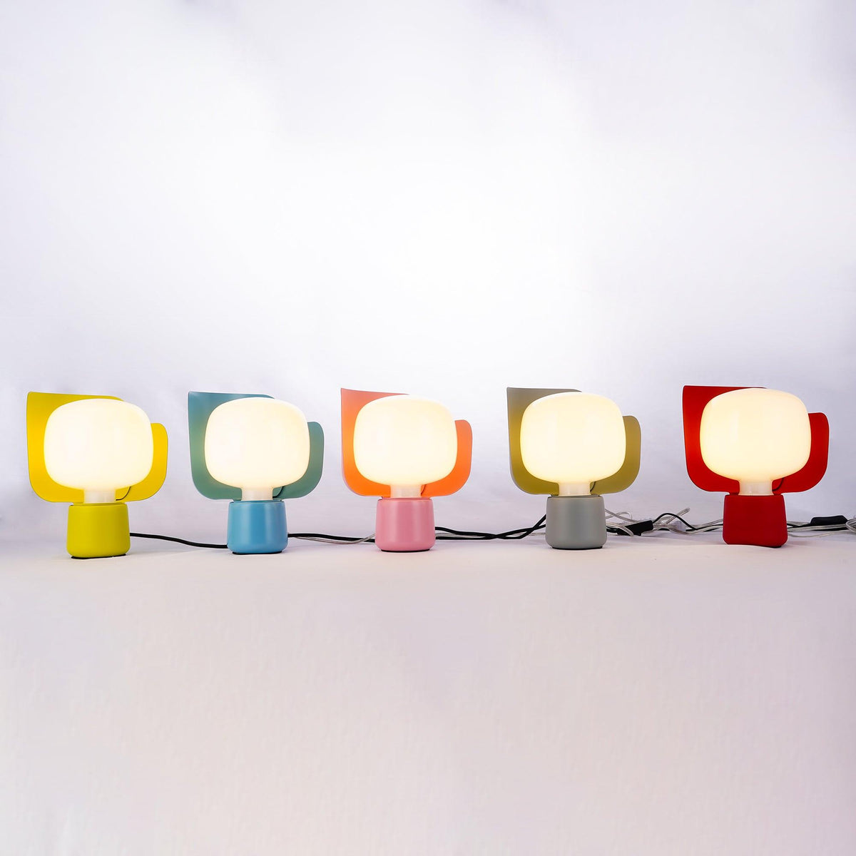 Zuri lámpara de mesa minimalista de plástico