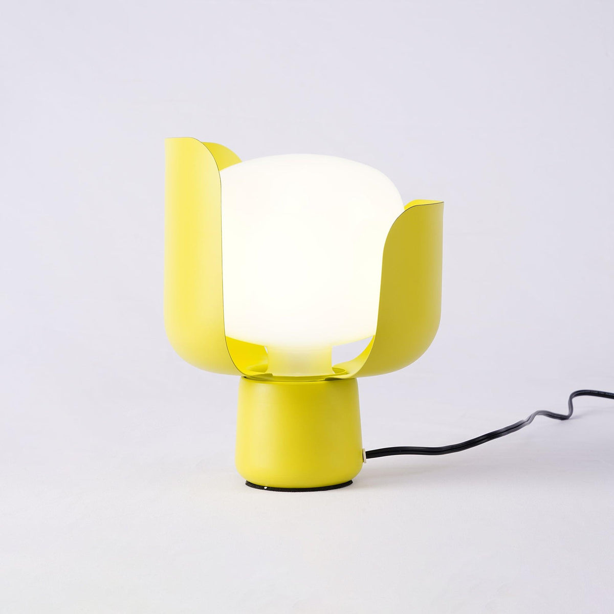 Zuri lámpara de mesa minimalista de plástico