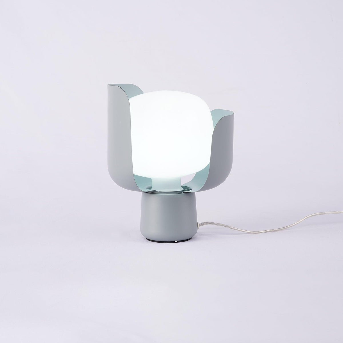Zuri lámpara de mesa minimalista de plástico