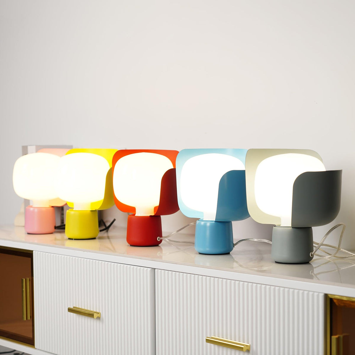 Zuri lámpara de mesa minimalista de plástico