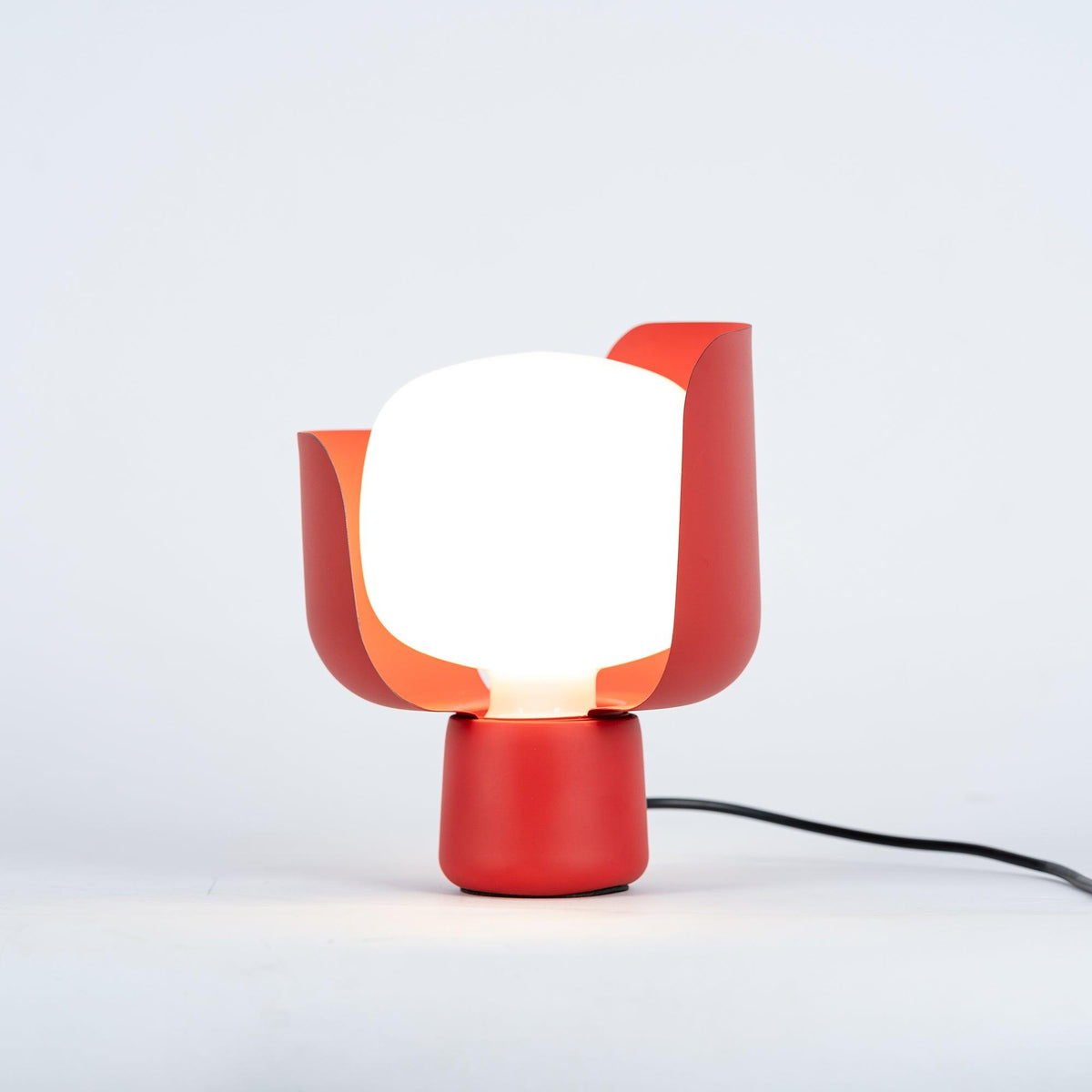 Zuri lámpara de mesa minimalista de plástico