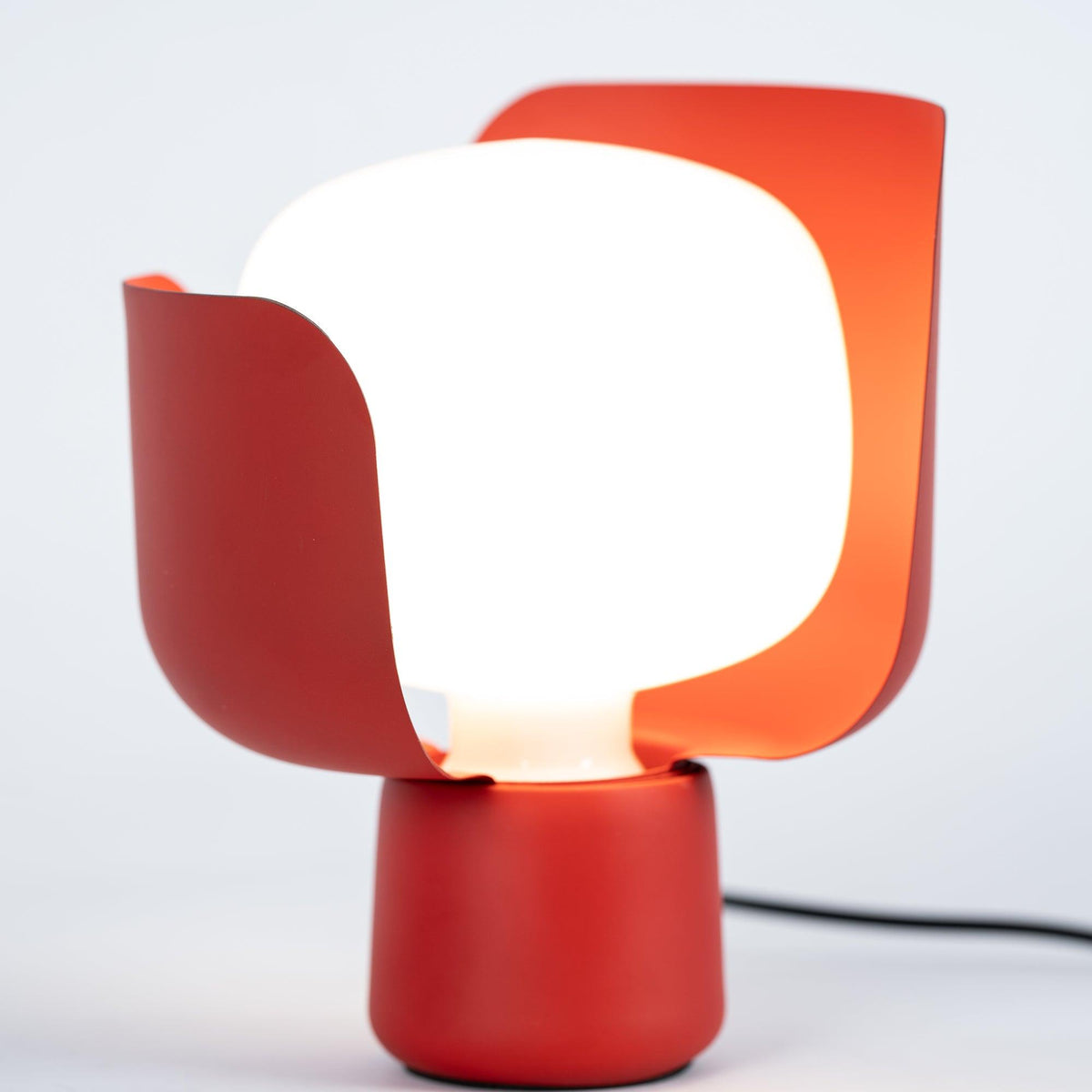Zuri lámpara de mesa minimalista de plástico