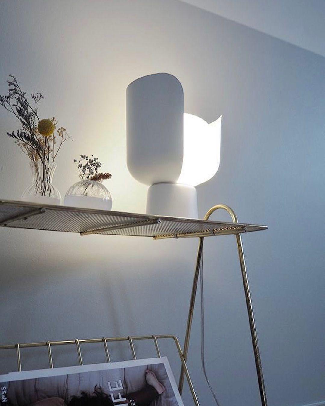 Zuri lámpara de mesa minimalista de plástico
