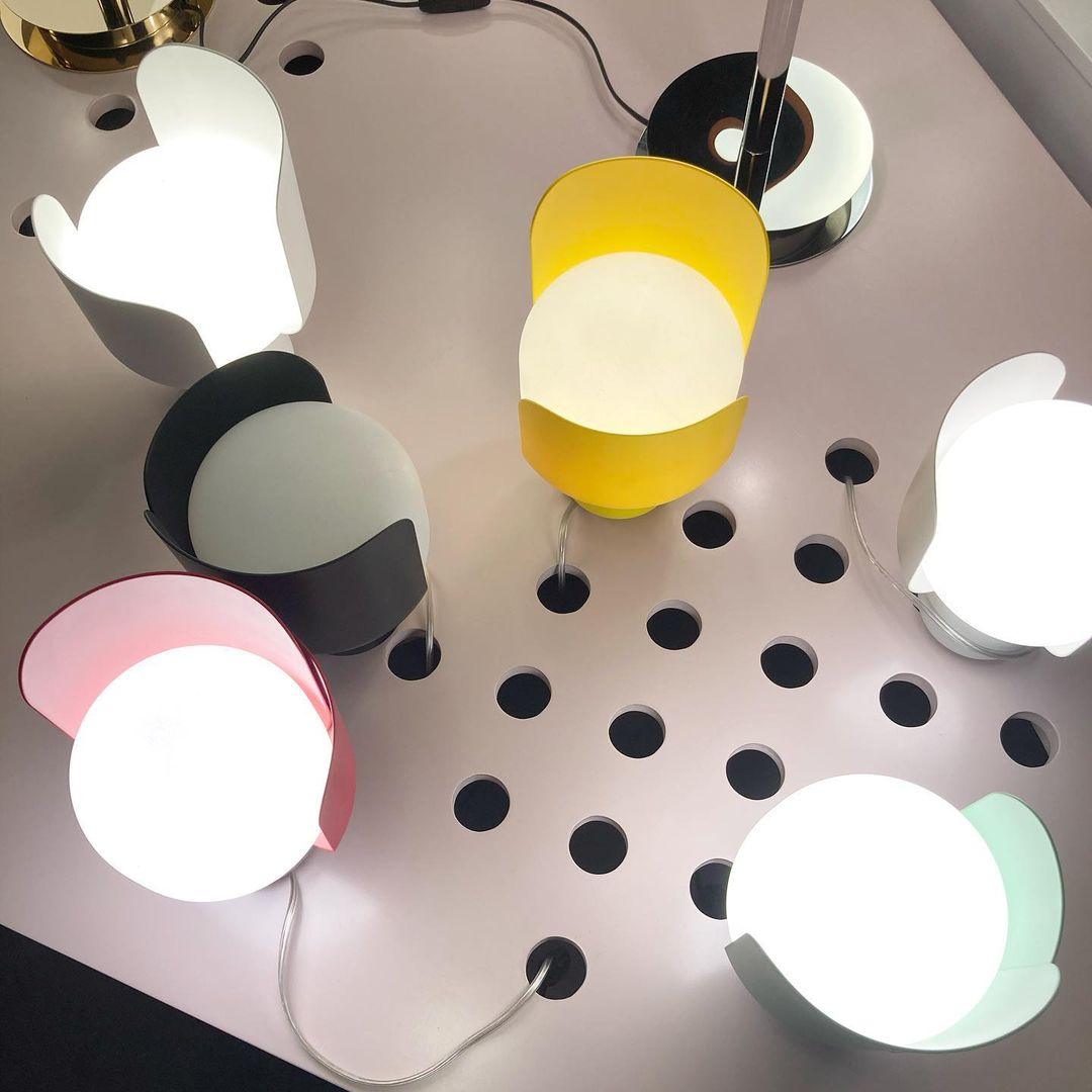 Zuri lámpara de mesa minimalista de plástico