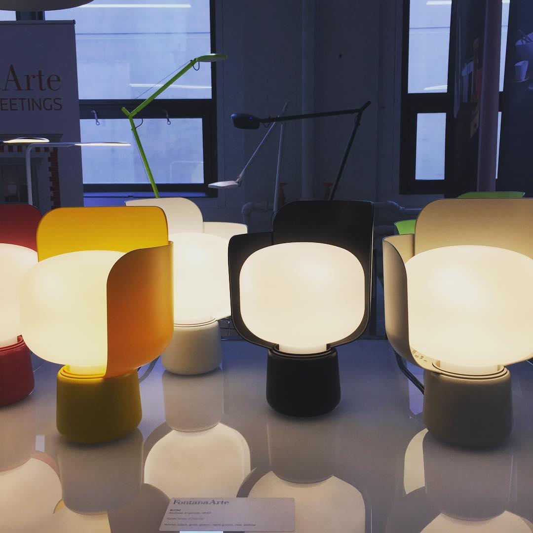 Zuri lámpara de mesa minimalista de plástico