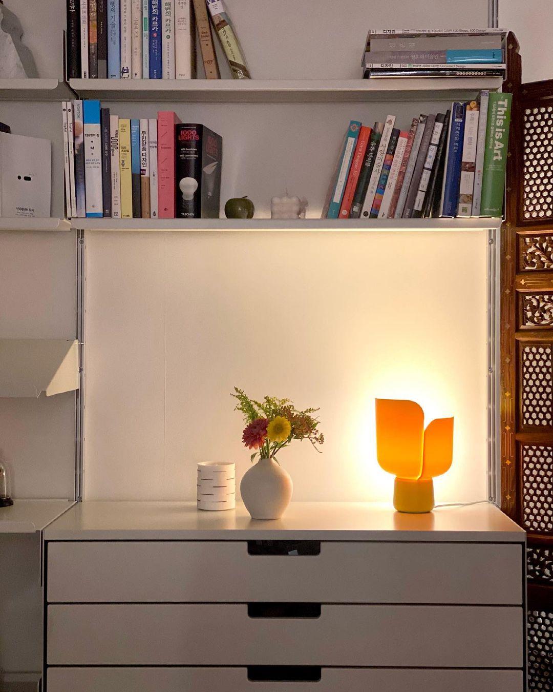 Zuri lámpara de mesa minimalista de plástico