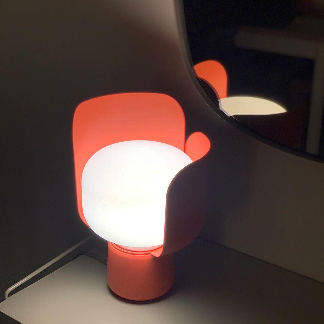 Zuri lámpara de mesa minimalista de plástico