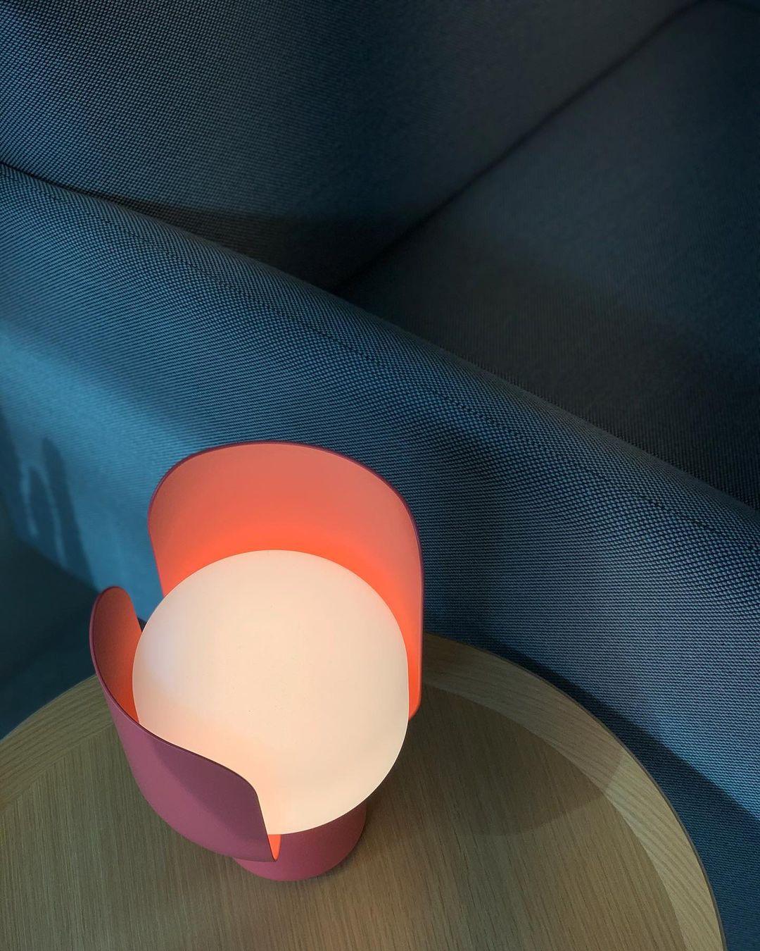Zuri lámpara de mesa minimalista de plástico