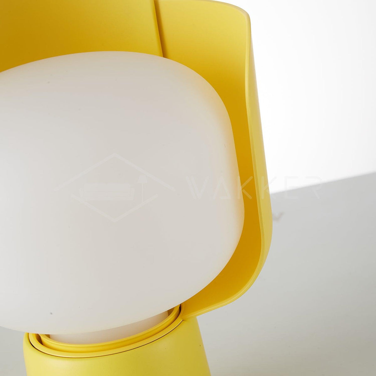 Zuri lámpara de mesa minimalista de plástico