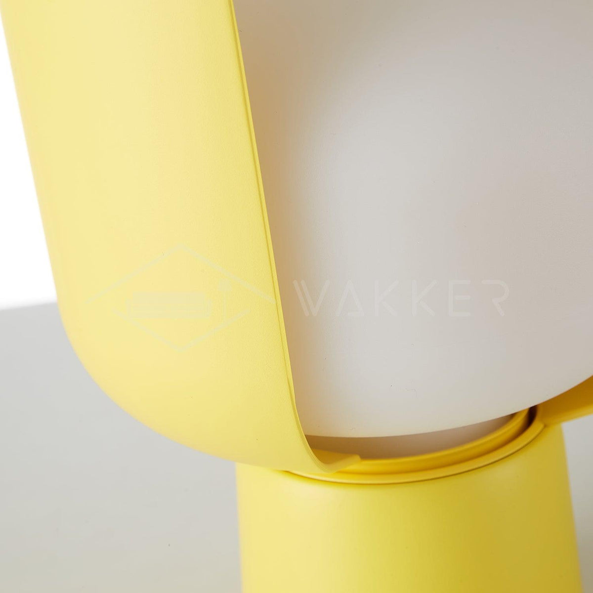 Zuri lámpara de mesa minimalista de plástico
