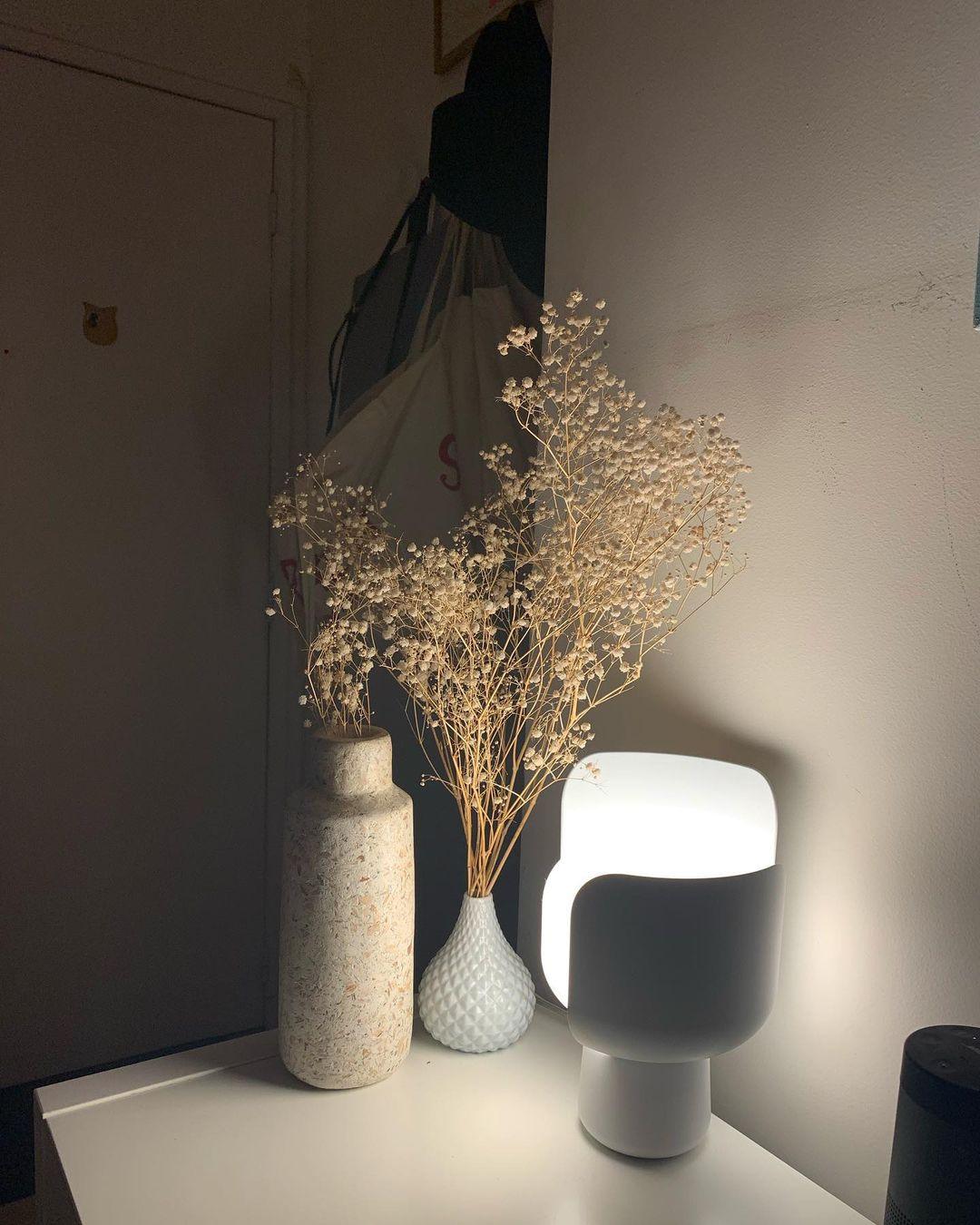 Zuri lámpara de mesa minimalista de plástico