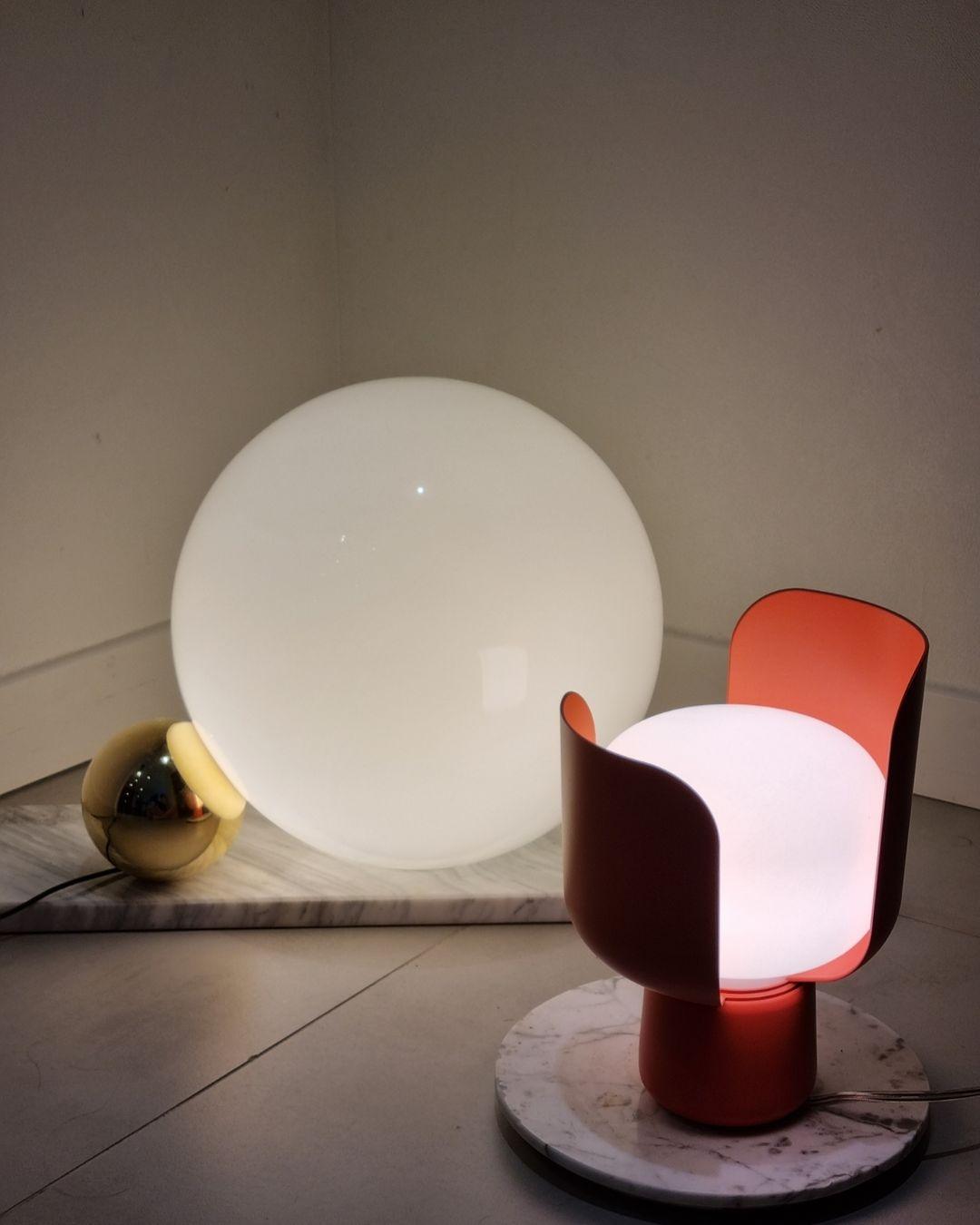 Zuri lámpara de mesa minimalista de plástico