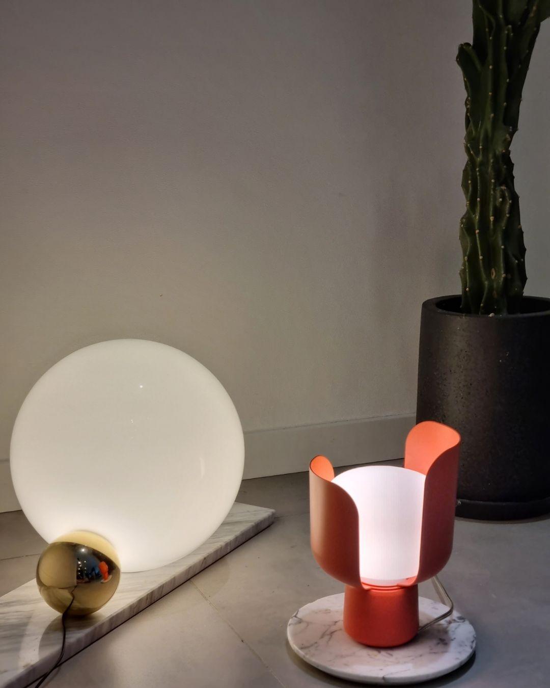 Zuri lámpara de mesa minimalista de plástico