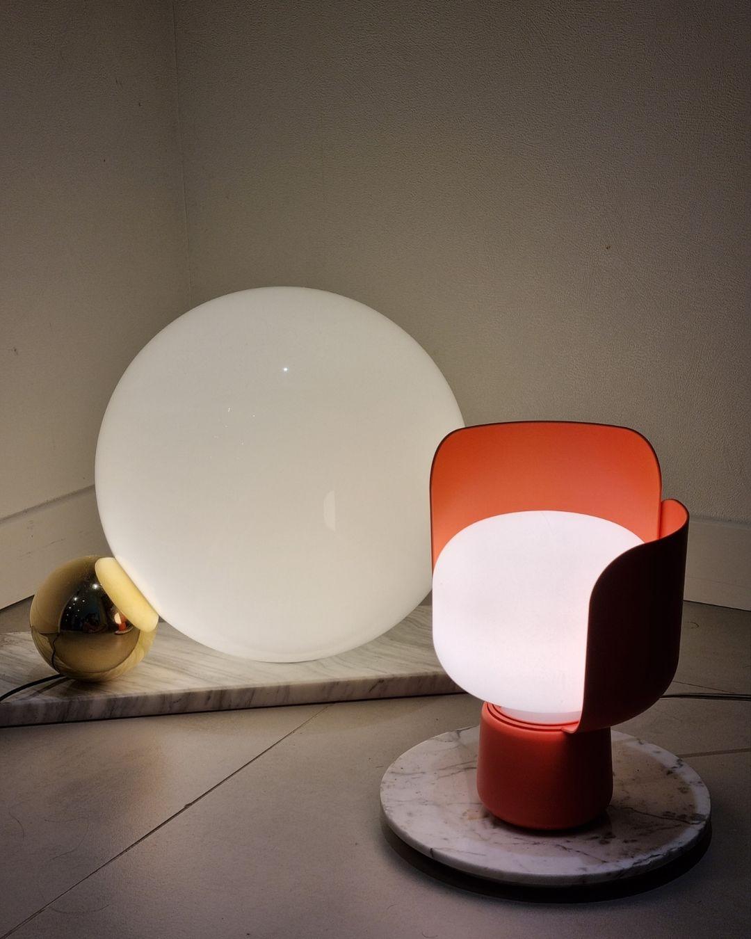 Zuri lámpara de mesa minimalista de plástico