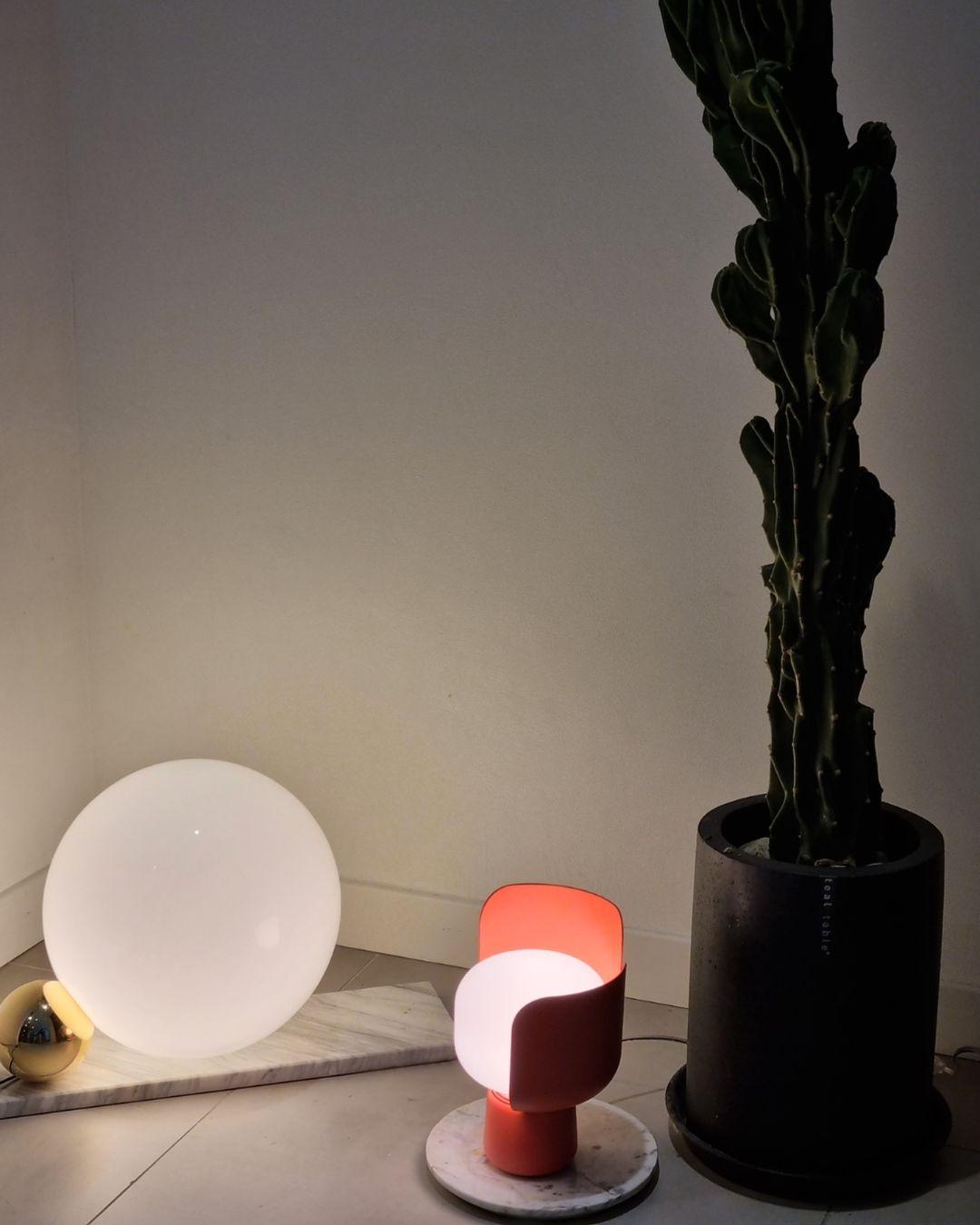 Zuri lámpara de mesa minimalista de plástico