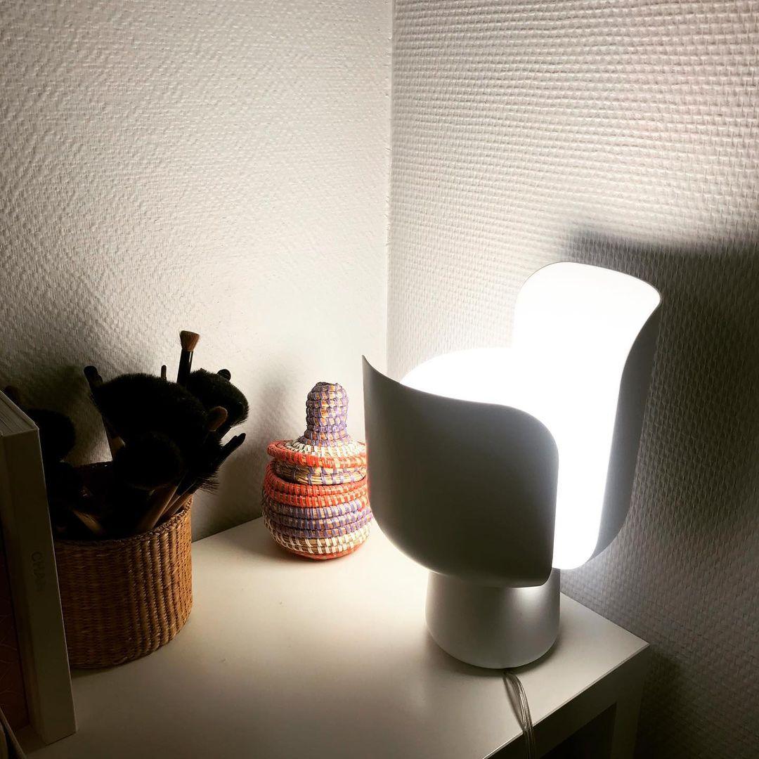 Zuri lámpara de mesa minimalista de plástico