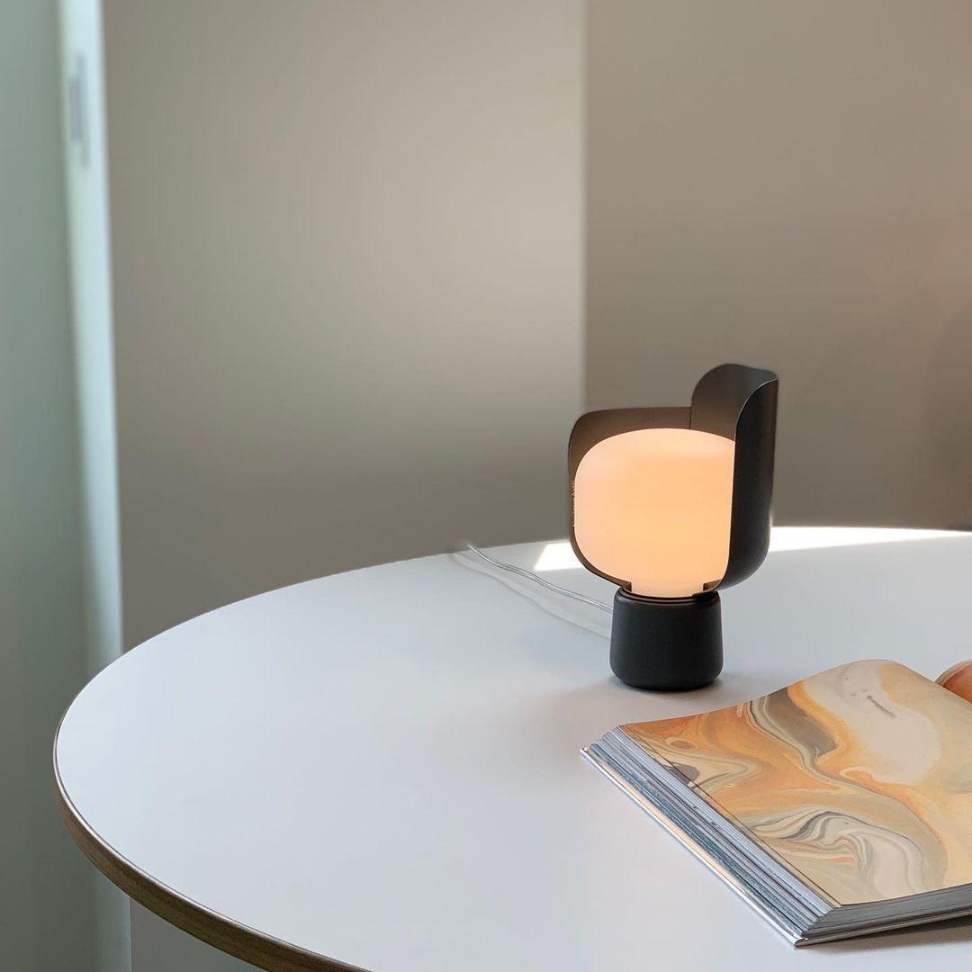 Zuri lámpara de mesa minimalista de plástico