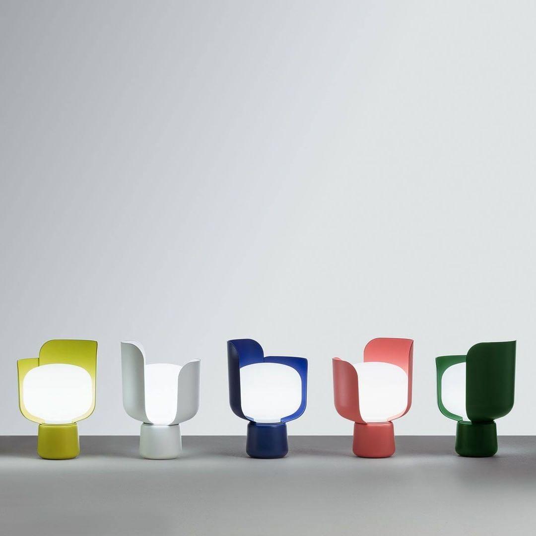 Zuri lámpara de mesa minimalista de plástico