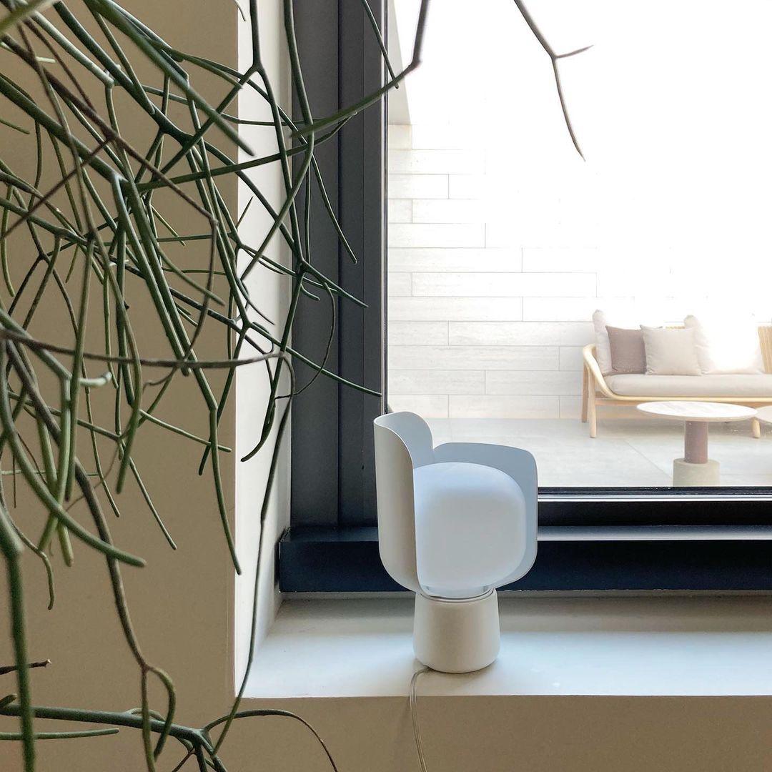 Zuri lámpara de mesa minimalista de plástico