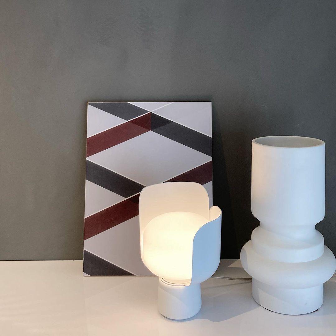 Zuri lámpara de mesa minimalista de plástico
