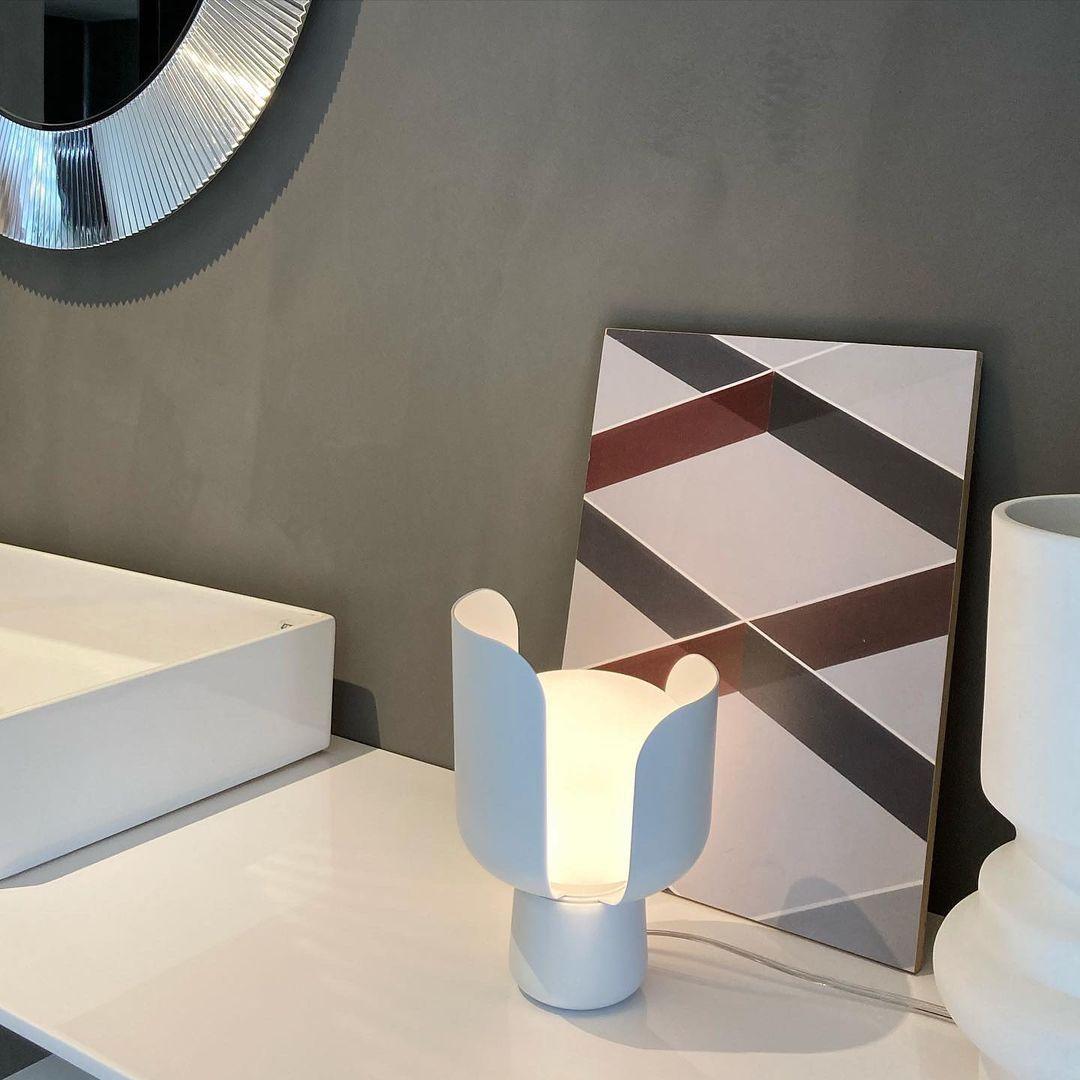 Zuri lámpara de mesa minimalista de plástico