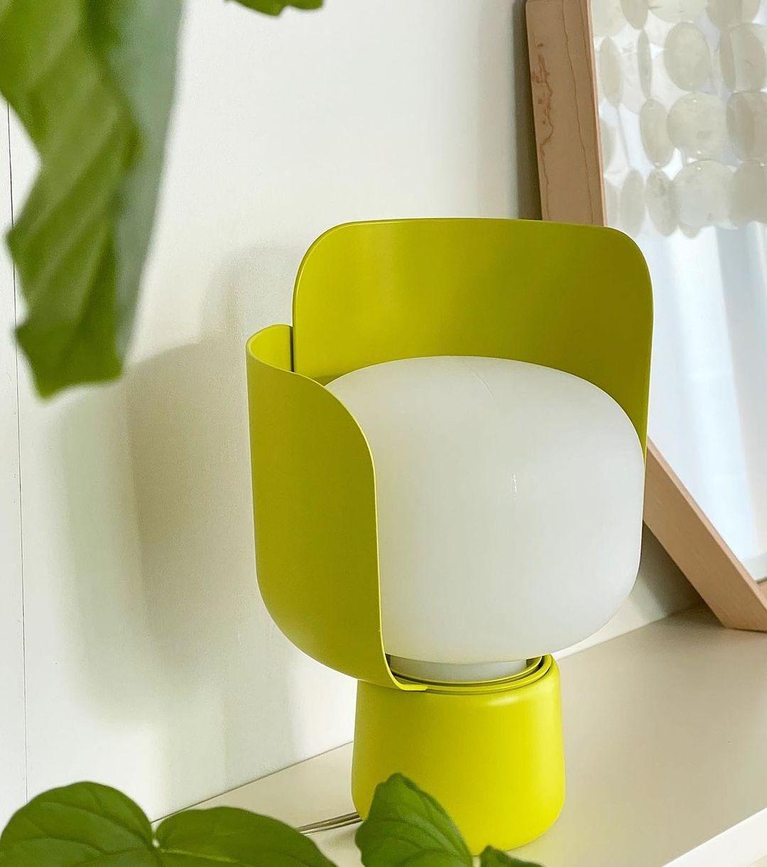 Zuri lámpara de mesa minimalista de plástico