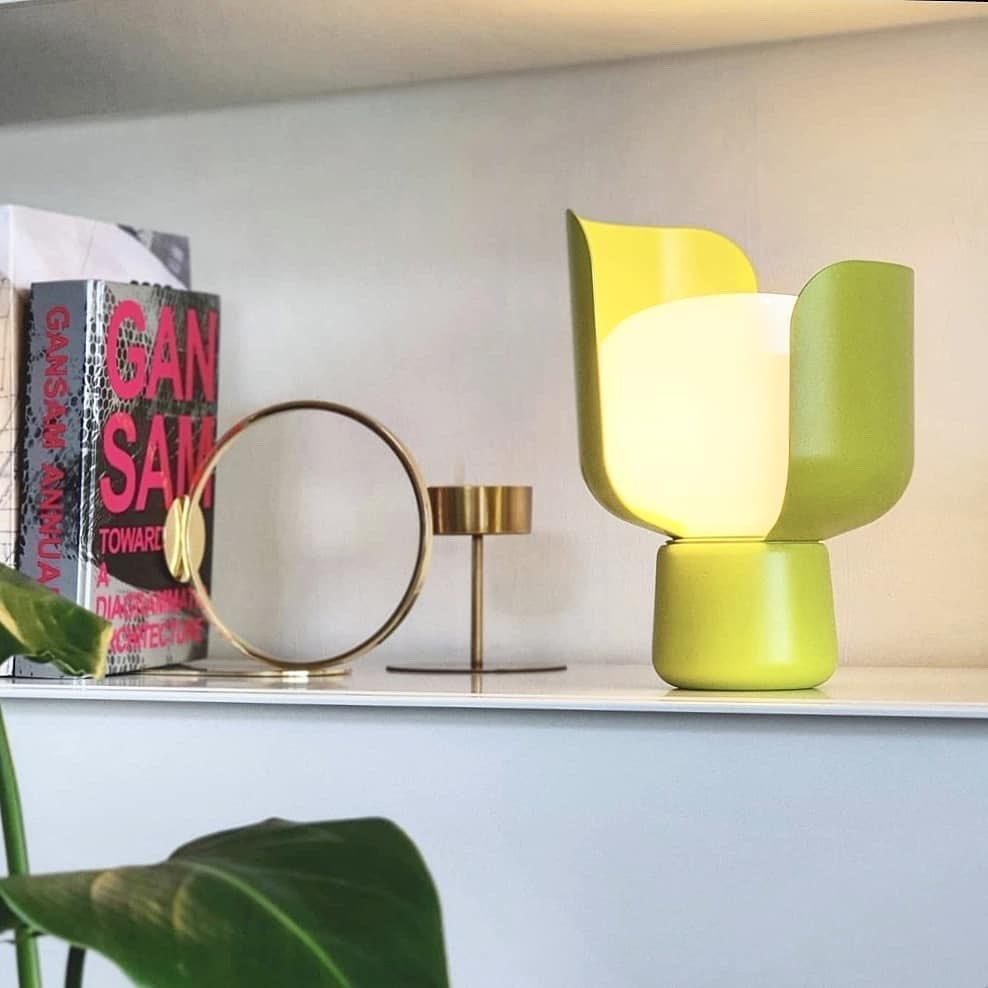 Zuri lámpara de mesa minimalista de plástico
