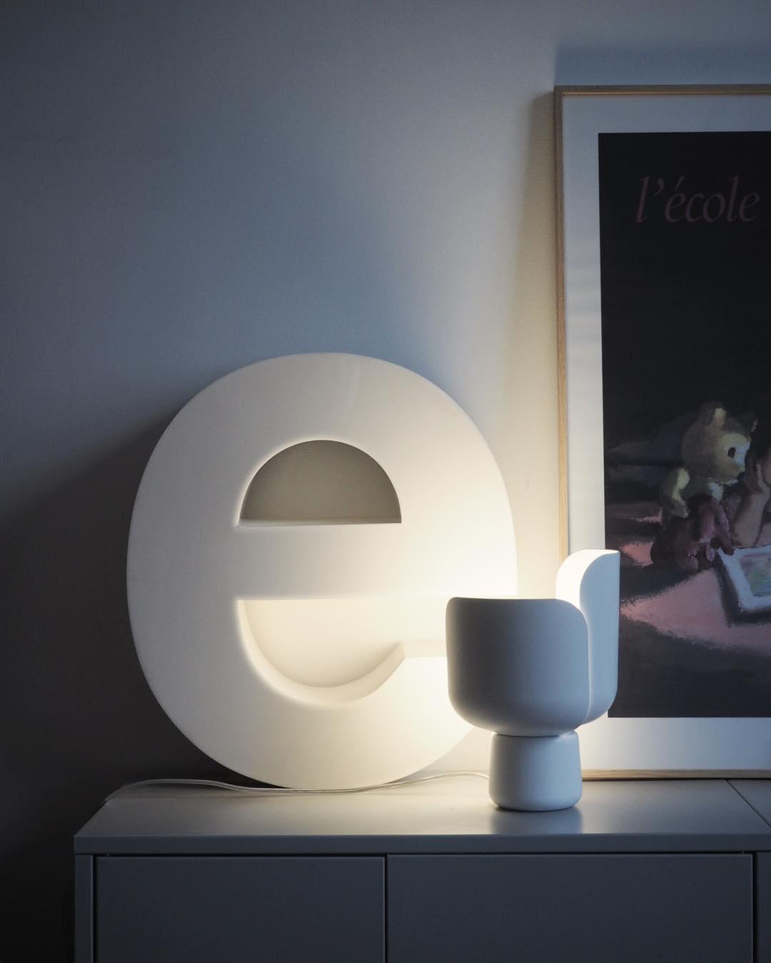 Zuri lámpara de mesa minimalista de plástico