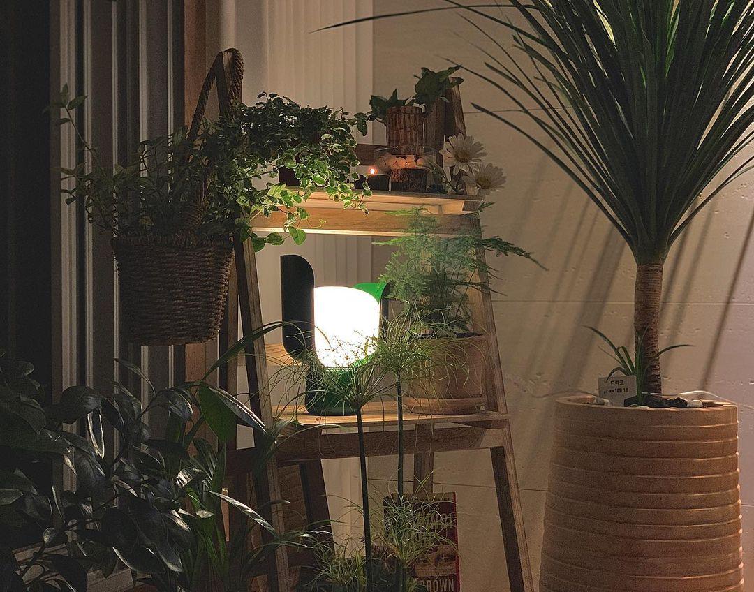 Zuri lámpara de mesa minimalista de plástico