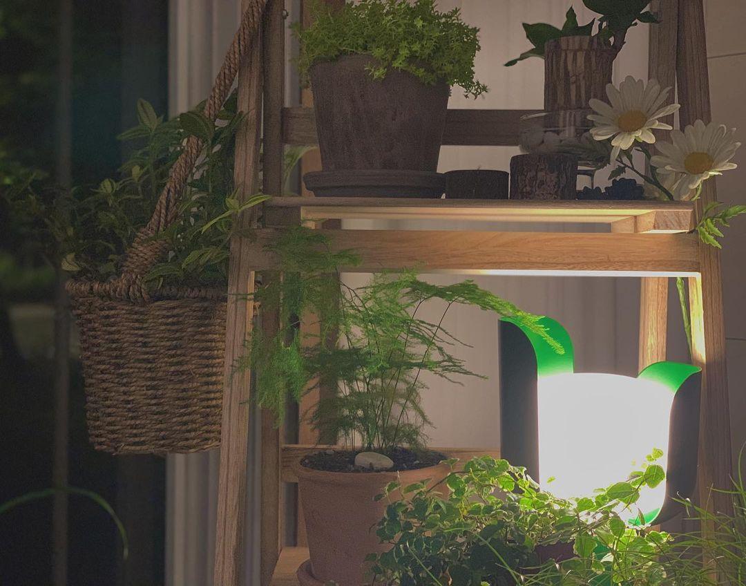 Zuri lámpara de mesa minimalista de plástico