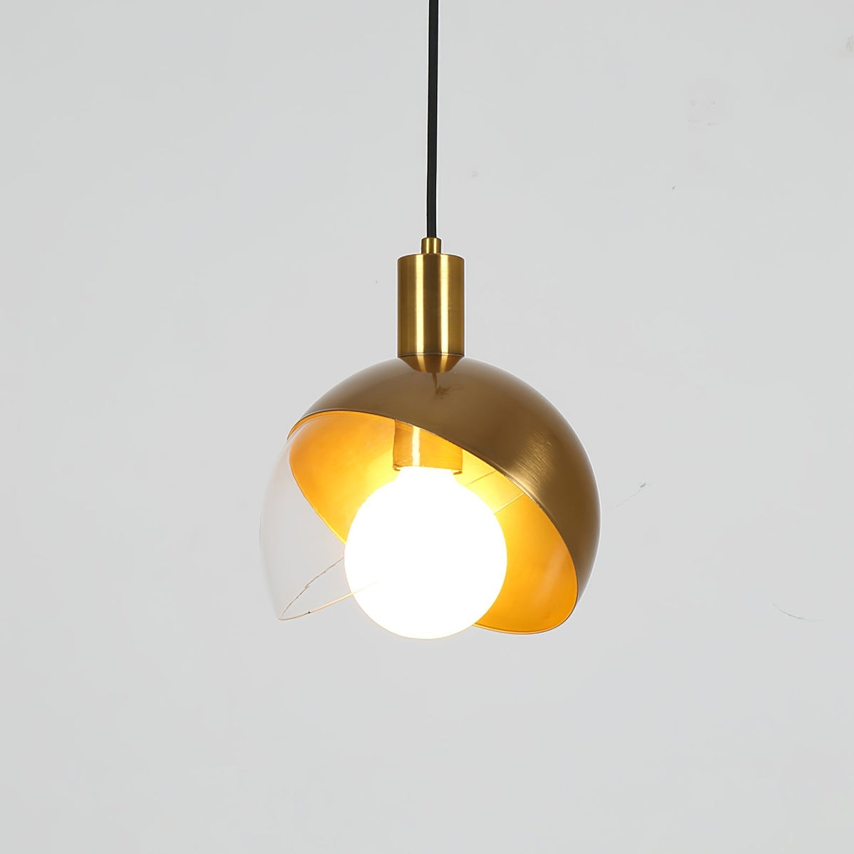 Noveny lámpara colgante de latón con vidrio en forma de media esfera, estilo mid-century