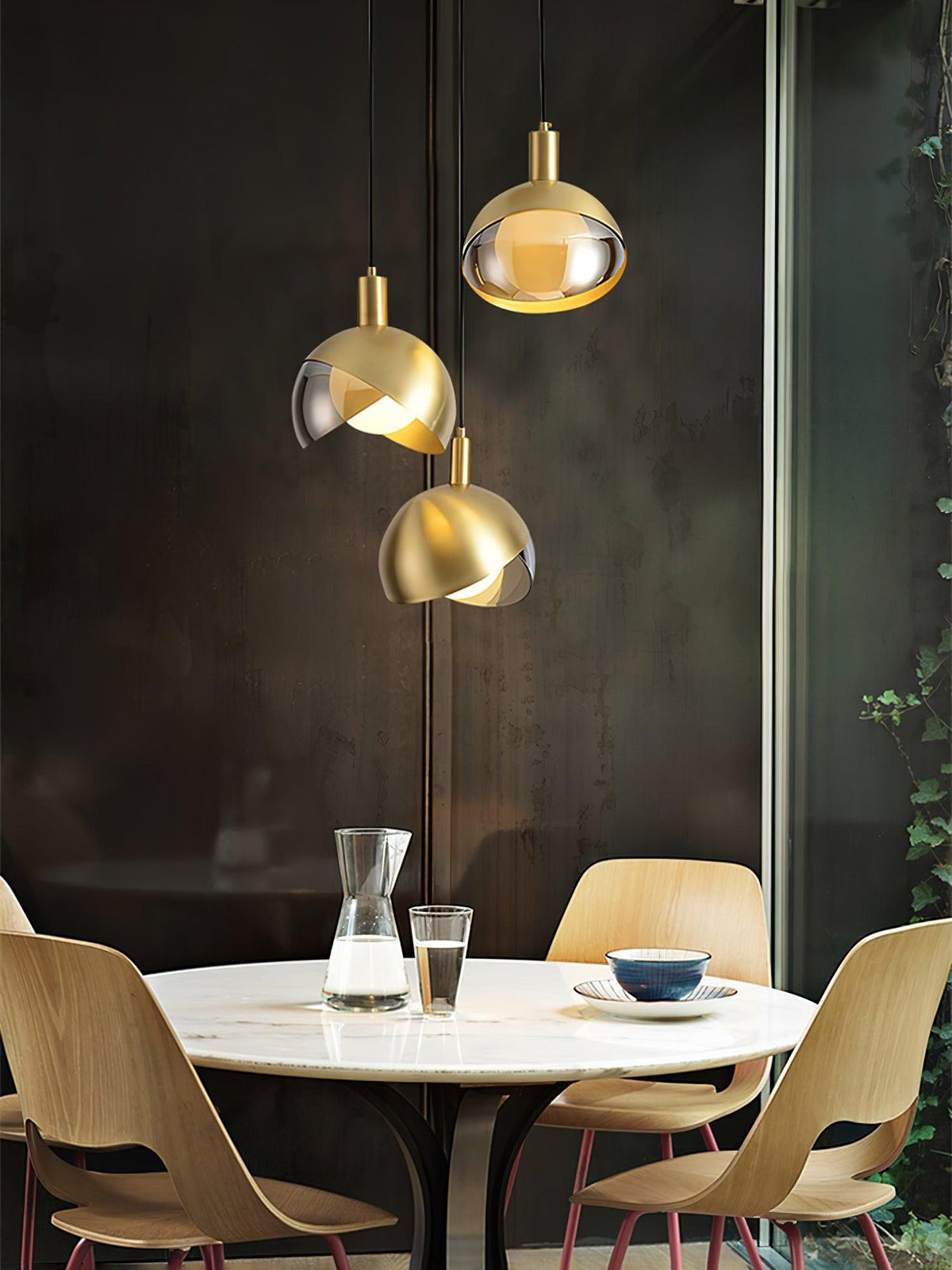 Noveny lámpara colgante de latón con vidrio en forma de media esfera, estilo mid-century
