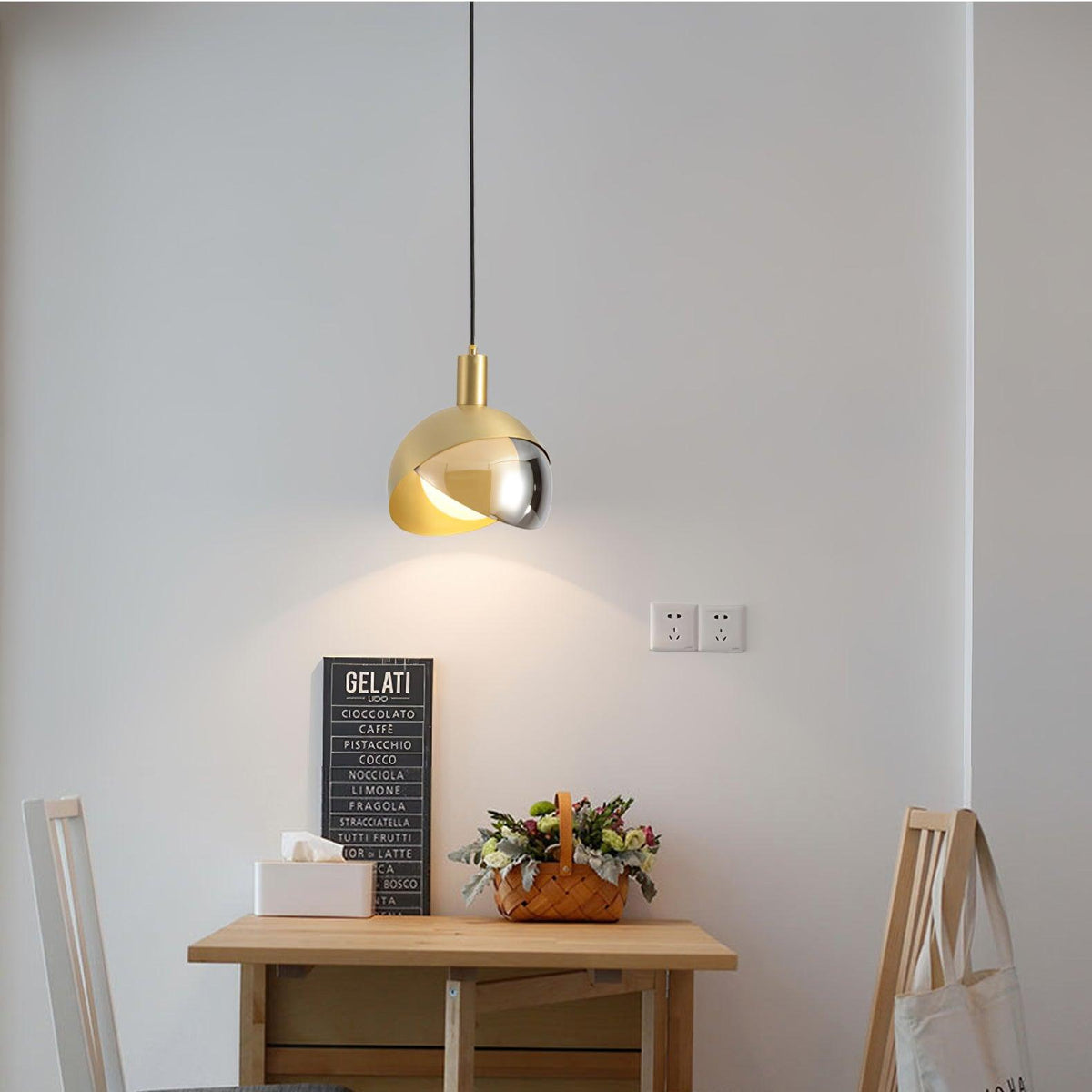 Noveny lámpara colgante de latón con vidrio en forma de media esfera, estilo mid-century