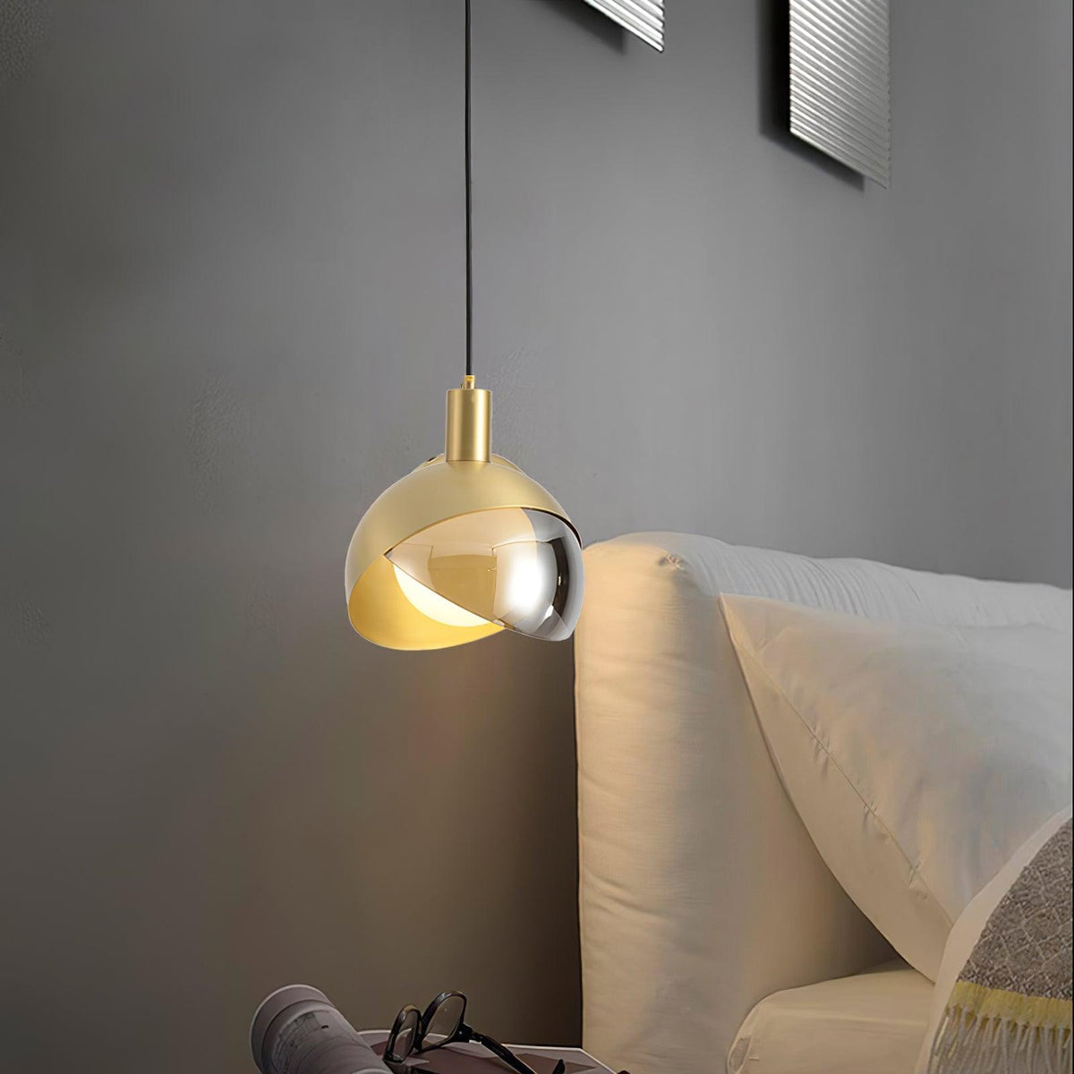 Noveny lámpara colgante de latón con vidrio en forma de media esfera, estilo mid-century