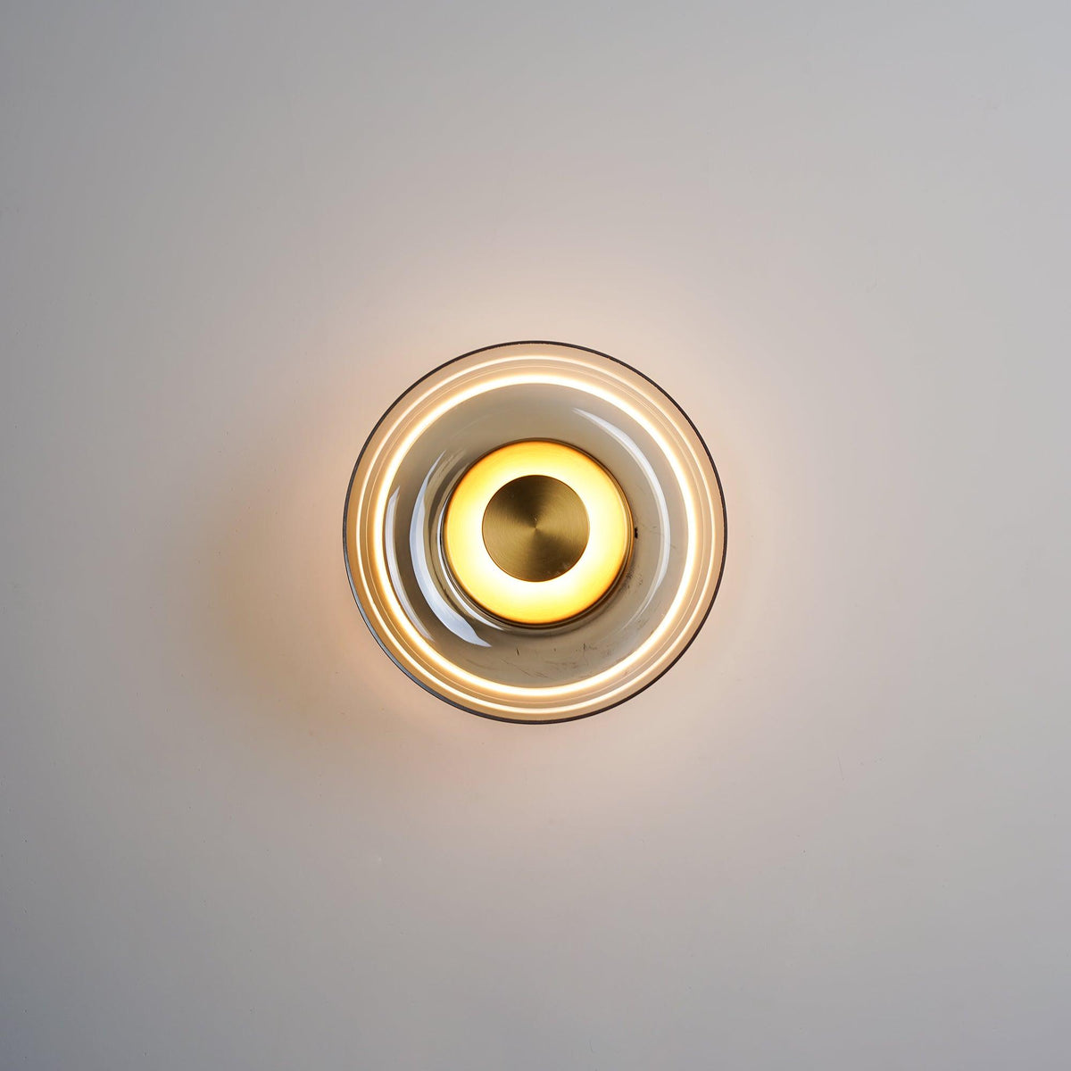 Aether aplique de pared de latón con pantalla de vidrio