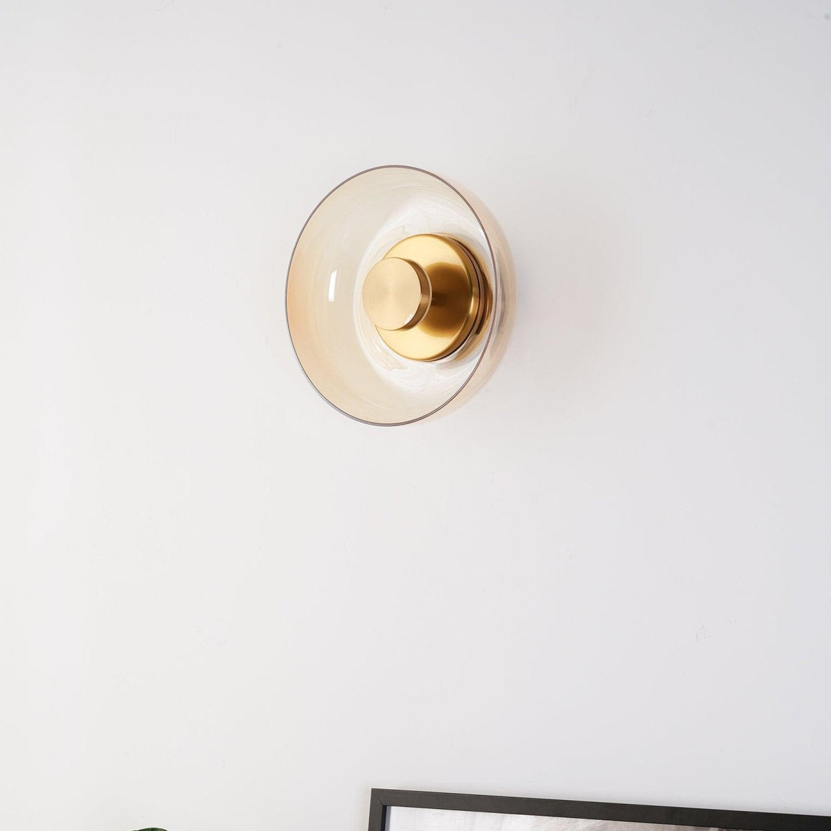 Aether aplique de pared de latón con pantalla de vidrio