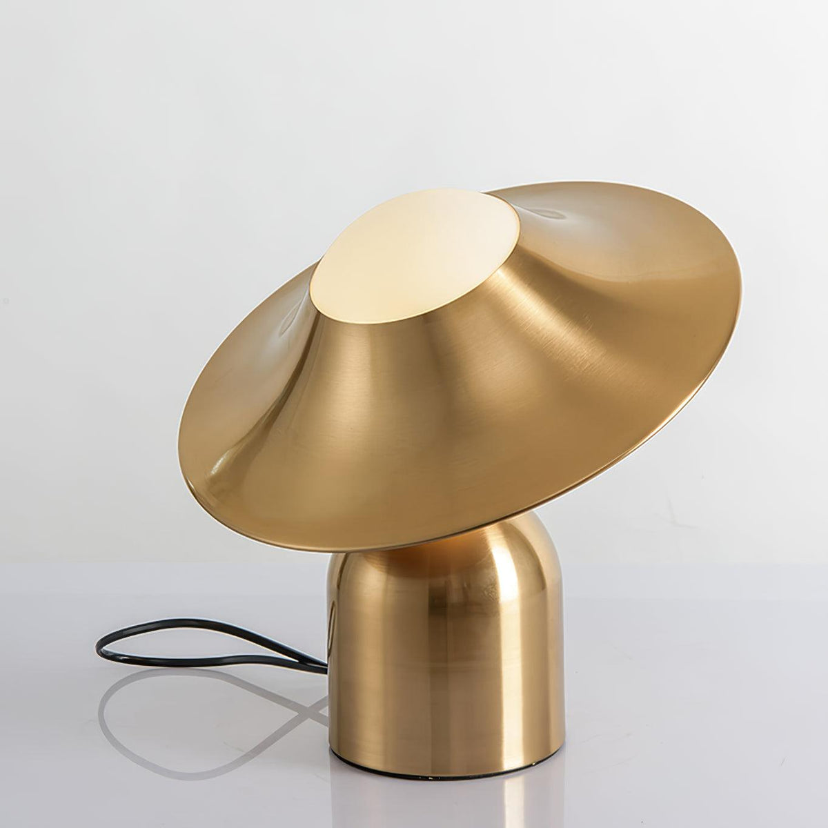 Italon lámpara de mesa Luxe en latón para escritorio