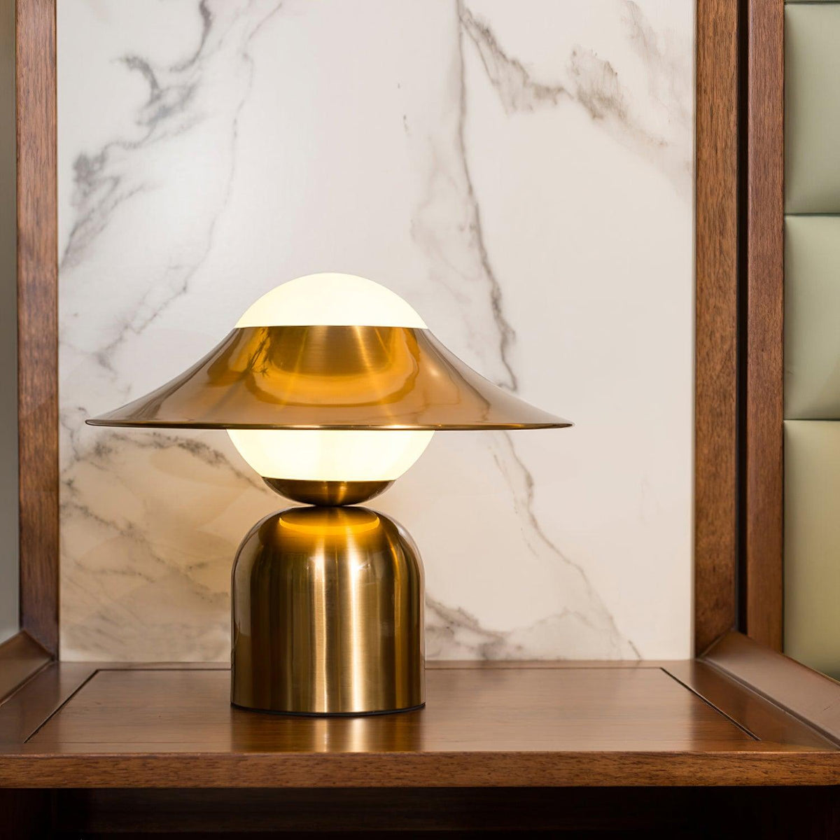 Italon lámpara de mesa Luxe en latón para escritorio