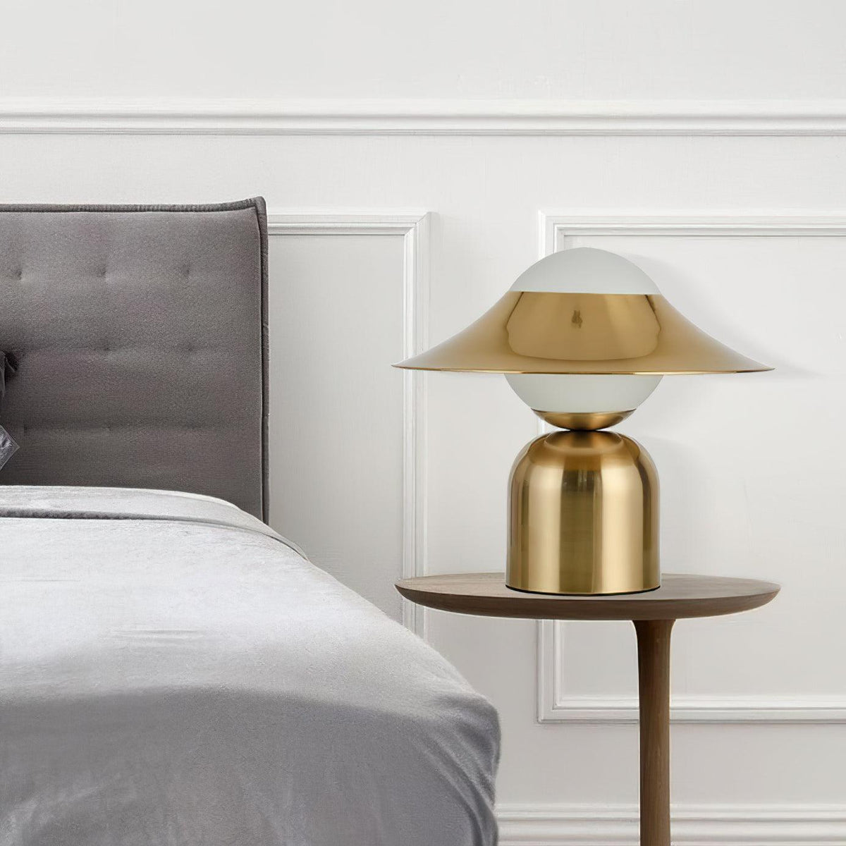 Italon lámpara de mesa Luxe en latón para escritorio